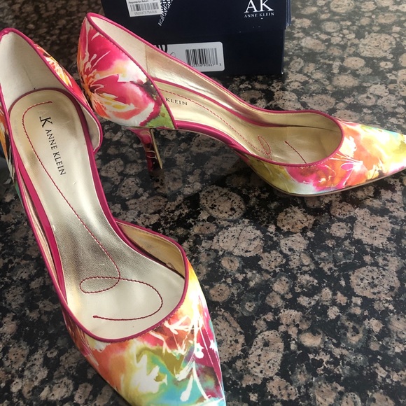 Anne Klein - Elegant, Floral, Silk timeless pumps! - Picture 4 of 5